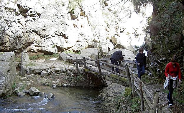 Hay varios puentes para cruzar de izquierda a derecha durante el camino.