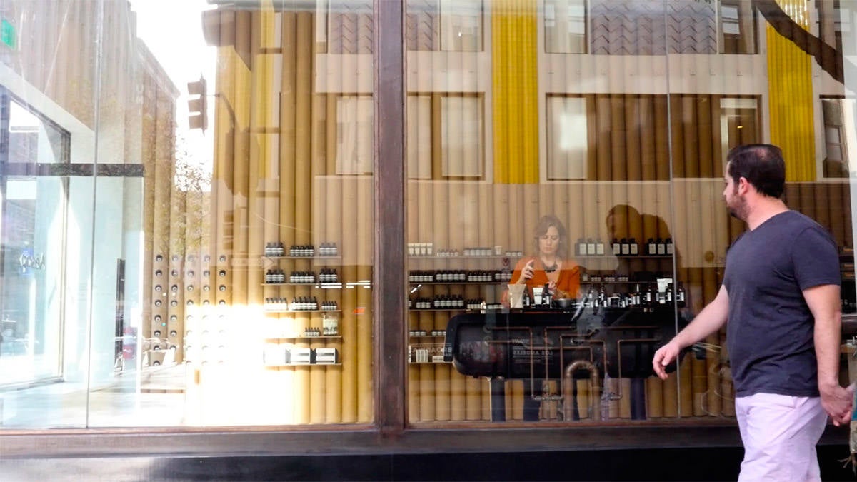 Follower, de Lauren McCarthy (Amezti). A través de una aplicaci´on, una persona recibe una fotografía que atestigua esa vigilancia. 