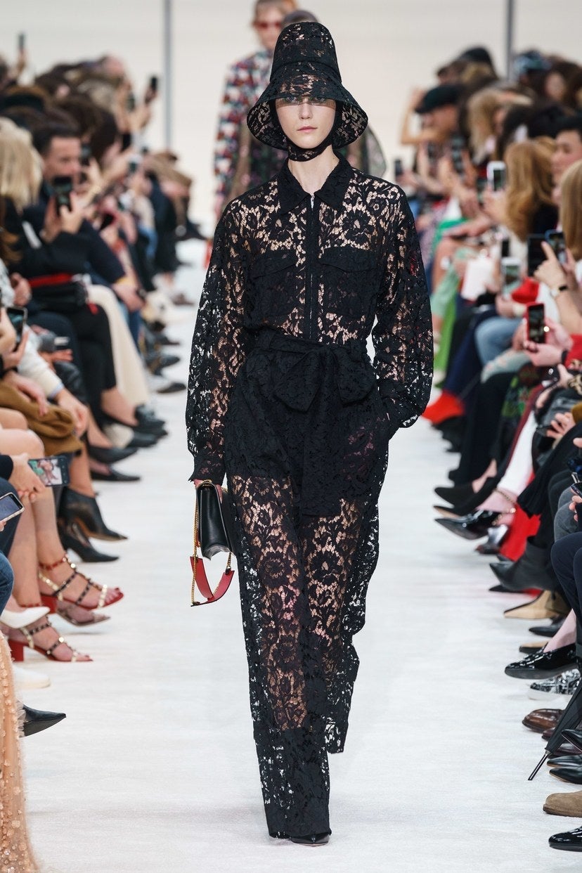Transparencias y crochet en clave 'dark' - Del mismo modo que ocurre con el color blanco, sucede con el crochet, una textura típicamente veraniega. Firmas como Valentino, Alexander Wang o Victoria Beckham han decidido utilizar este tejido para crear los vestidos más sensuales del invierno. ¿La única condición? Que sean de color negro.