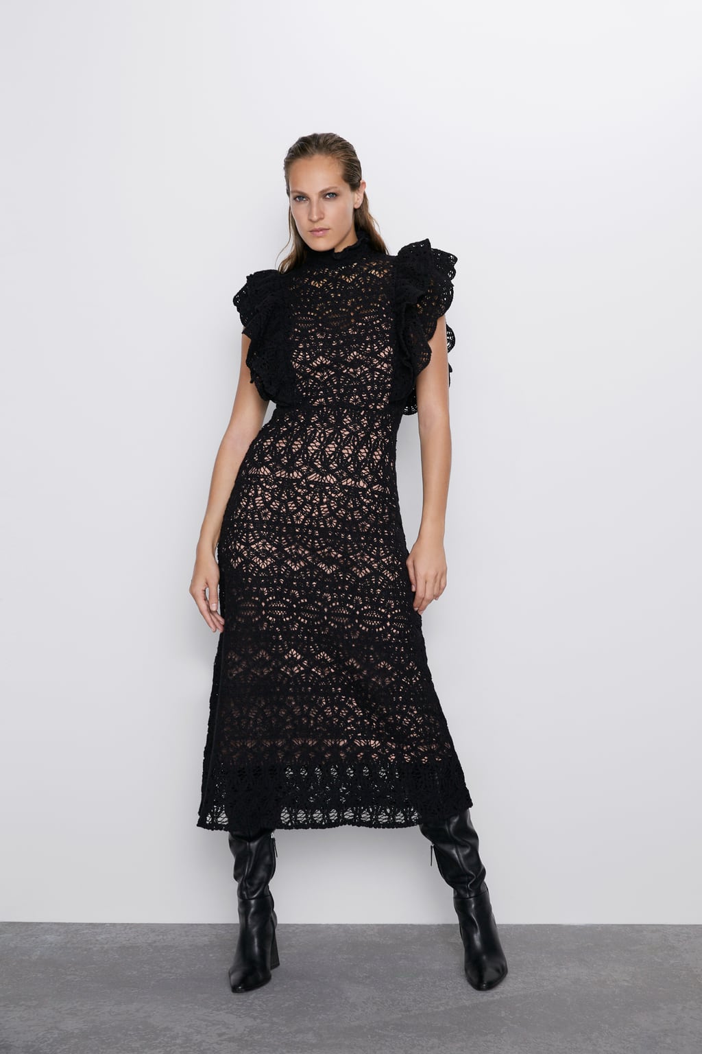 Vestido de crochet y transparencias, de Zara (79,95 euros).