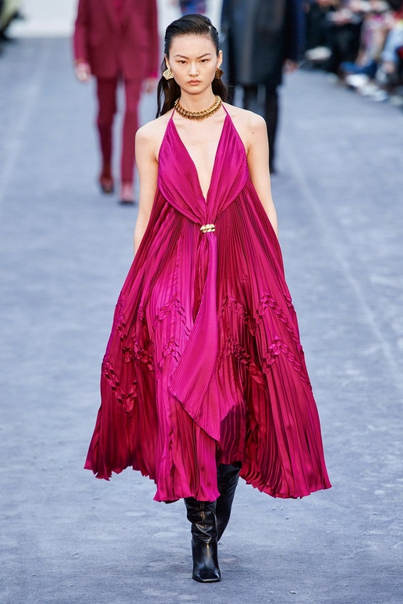 El encanto de los microplisados - Desde los estratégicos pliegues inspirados en los vestidos Delphos de Fortuny hasta las clásicas faldas con plisado 'soleil' de estética 'lady'. Esas que, a buen seguro, guardas desde hace años en el fondo de tu vestidor. Es hora de sacar a pasear los plisados en otoño, ya sea en faldas, blusones o en los vestidos más sugerentes de la temporada.