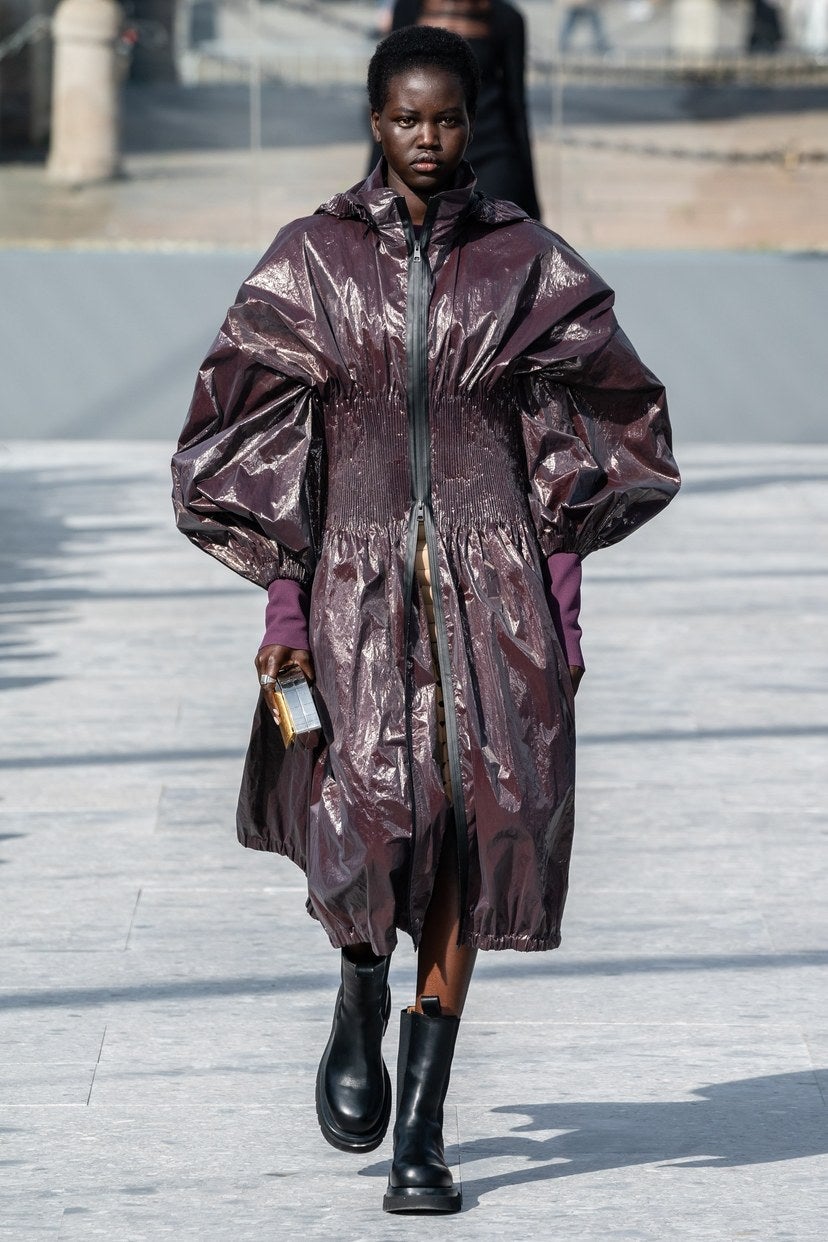 Sube el volumen - Se llevan los vestidazos con vuelo y opulencia inspirados en Balenciaga, los bajos abullonados en siluetas globo y las mangas enormes, que continúan su reinado incorporando un efecto ligeramente arrugado y plastificado que no habíamos visto nunca antes.