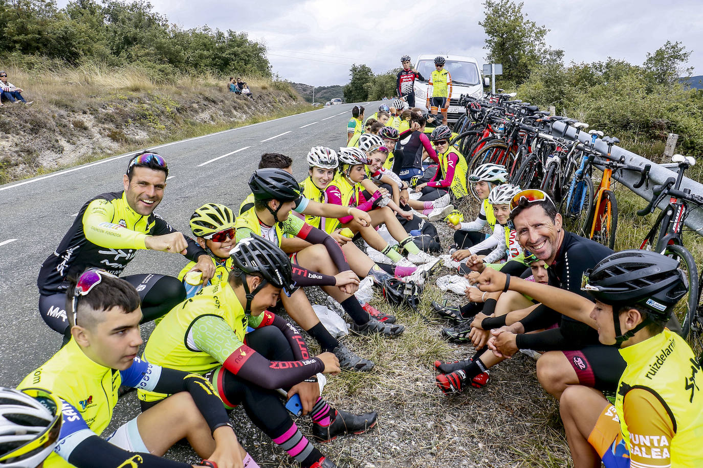 Fotos: La Vuelta hace disfrutar a los aficionados a su paso por Álava