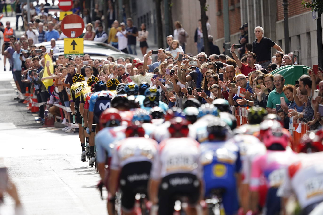 La ciudad muestra este jueves una estampa inusual por el paso de la prueba ciclista