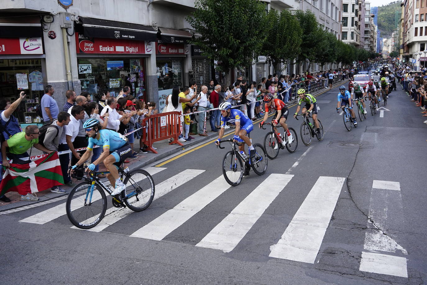 La ciudad muestra este jueves una estampa inusual por el paso de la prueba ciclista