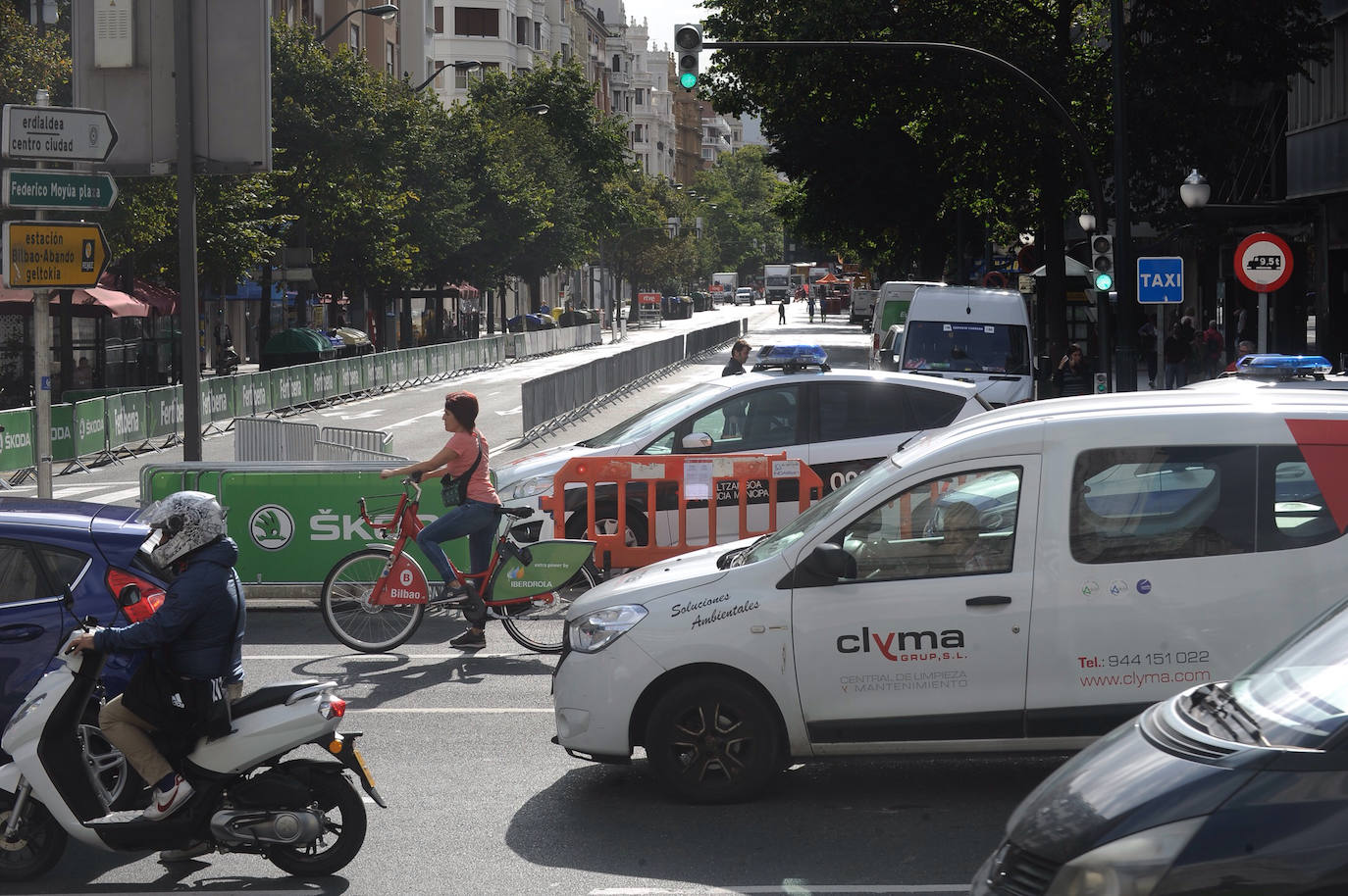 La Gran Vía muestra este jueves una estampa inusual por los preparativos para acoger el paso de la Vuelta