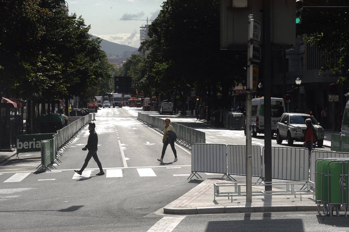 La Gran Vía muestra este jueves una estampa inusual por los preparativos para acoger el paso de la Vuelta