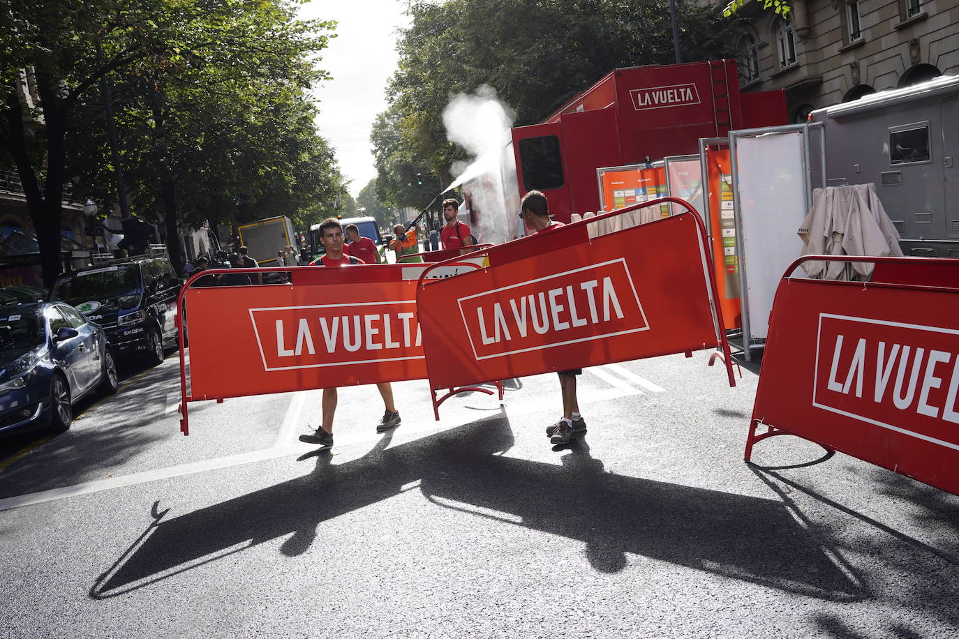 La Gran Vía muestra este jueves una estampa inusual por los preparativos para acoger el paso de la Vuelta