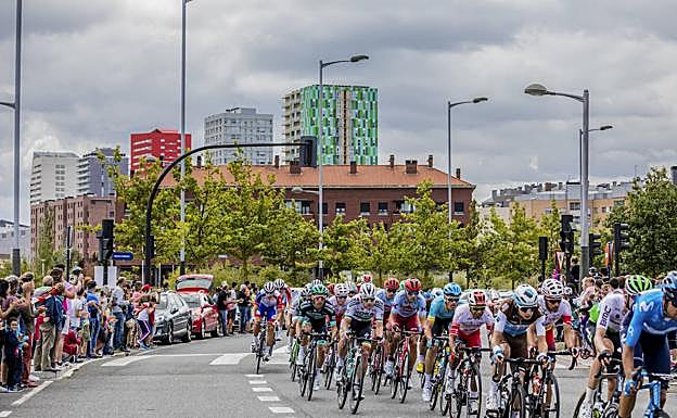 Galería. El pelotón, a su paso por Vitoria.