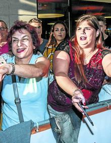 Imagen secundaria 2 - Maite, Begoña Freitas y las hermanas Ana y Arantza Cortázar custodian la primera fila. Marta Torné firma autógrafos a Andrea, Usune y Andrea. Mari Cruz Estévez, Alba Pérez y Mari Carmen Sanz nunca faltan.
