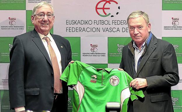 Luis Mari Elustondo posa con Javier Clemente en el palacio Euskalduna.