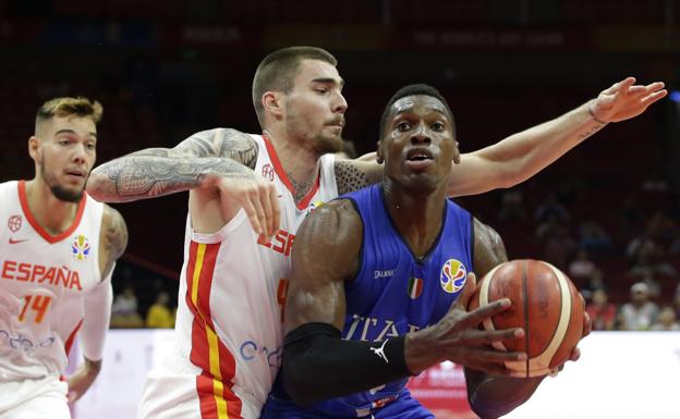 Paul Biligha intenta superar a Juancho Hernangómez ante la atenta mirada de su hermano Willy. 