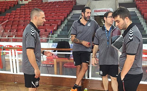 Javi Salgado, con Mumbrú y el resto del equipo técnico.