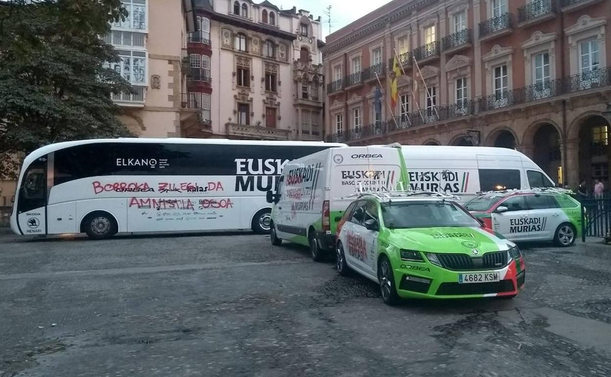Han aparecido pintadas en los vehículos del Euskadi Murias.