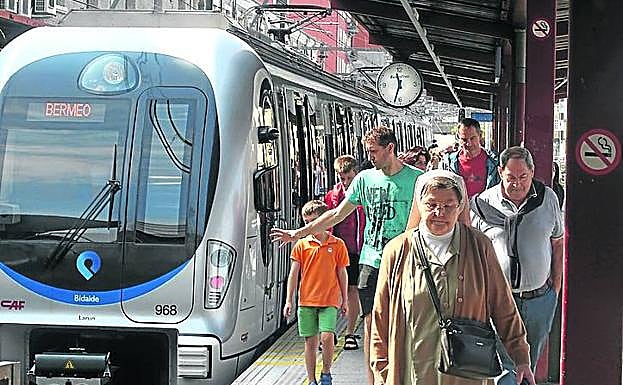 Varios usuarios bajan del tren en la estación de Atxuri. 