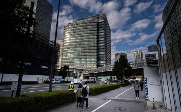 Peatones caminan por un barrio de Yokohama.