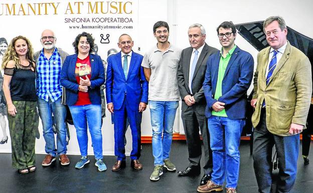 Representantes instituciones y artistas, en la presentación del concierto en la capital alavesa. 