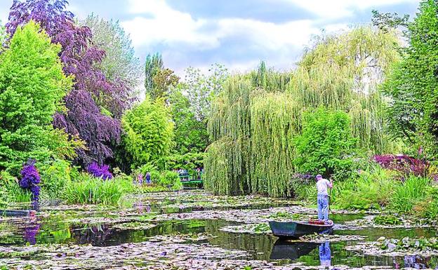 Imagen principal - En la primera imagen, casa de Monet, en Giverny. En la segunda, jardines en el Palacio de Luxemburgo de París. Y en la tercera, Orangerie y estanque en el palacio de Versalles.