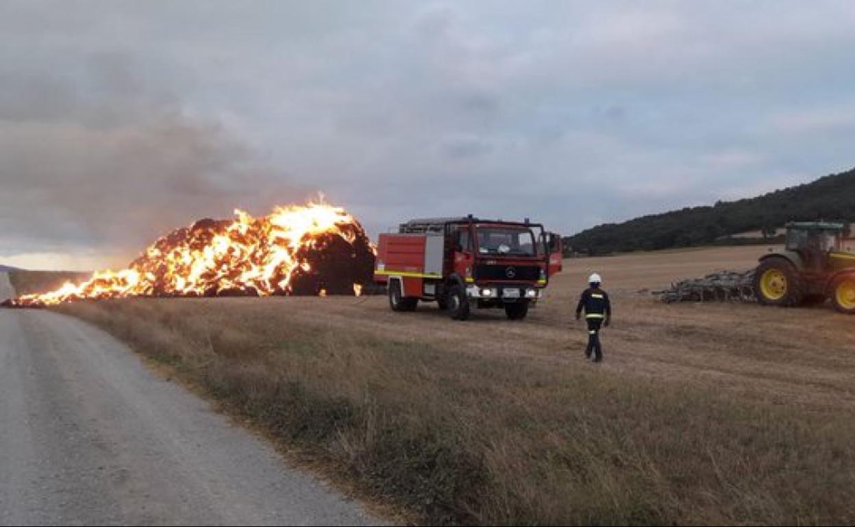 El fuego afectó a los fardos de paja acumulados en una finca de Antezana. 