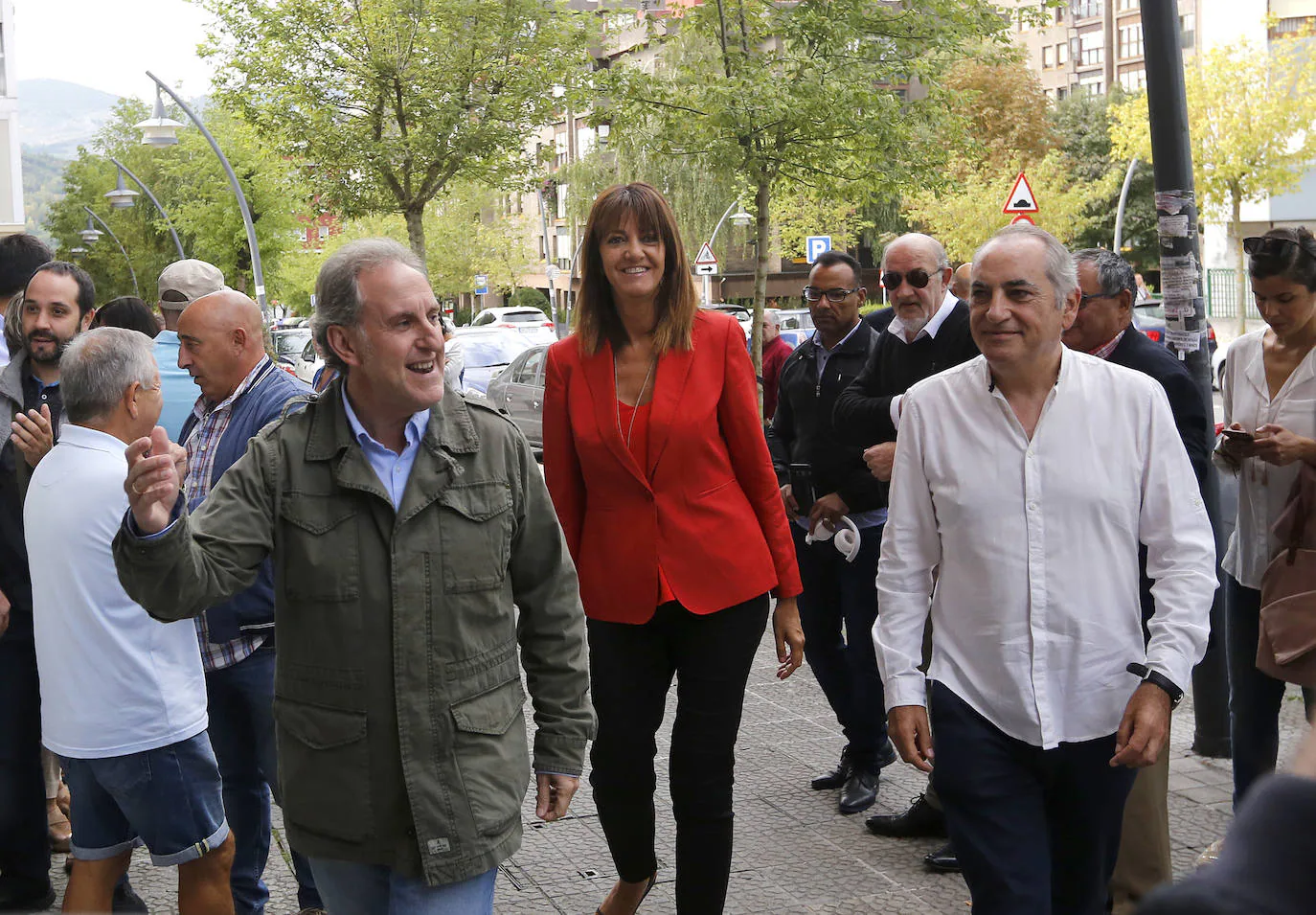 Alfonso Gil, Idoia Mendia e Iñaki Arriola, a la llegada del acto.