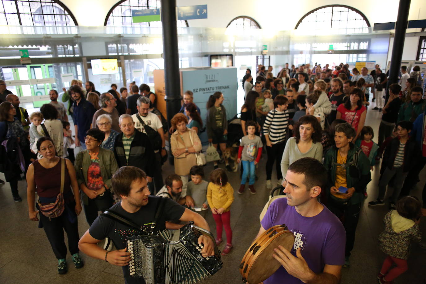 Fotos: La protesta de los vecinos en Atxuri