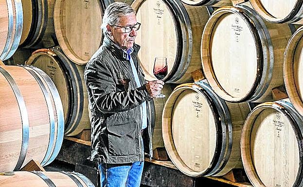 Remírez de Ganuza se dispone a catar un vino en el patio de barricas de su bodega en Samaniego.