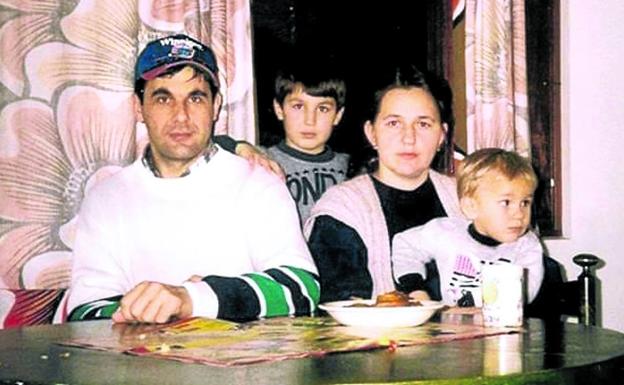 La familia al completo en Finlandia, con el padre Nedzad, la madre Vahdeta y los niños Semir, hermano mayor, y Emir.