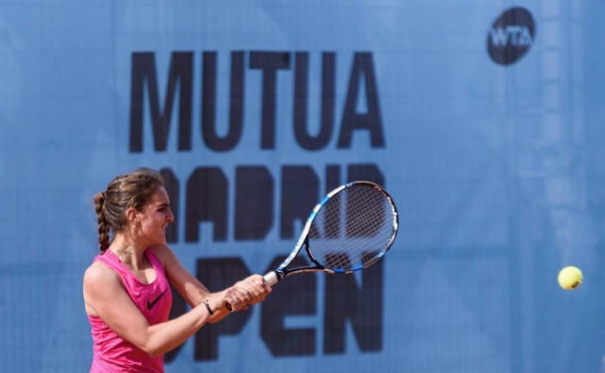 Carmen Aizpurua golpea la pelota en el Mutua Madrid Open Junior.