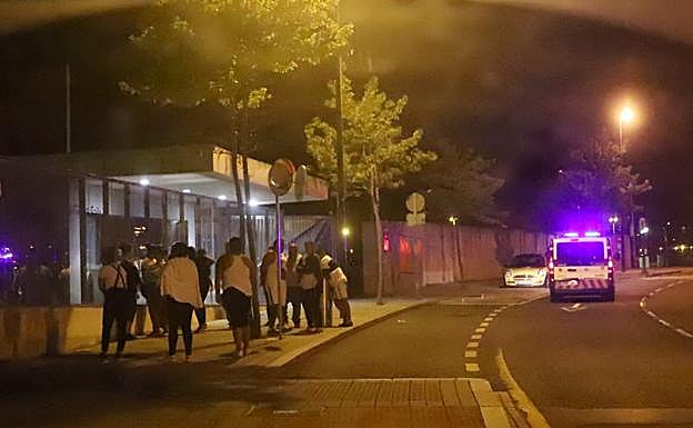 Varias personas se concentran ante las puertas de la comisaría de la Policía Municipal. 
