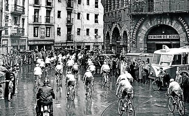 Ciclistas pasando por la estación de Atxuri durante la Vuelta ciclista a España de 1956.