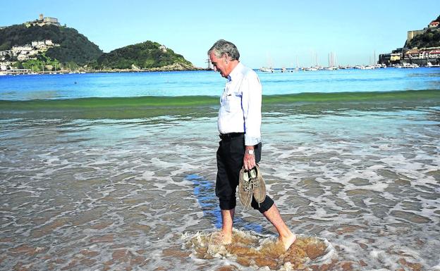 El exdirigente socialista pasea por la playa de La Concha.