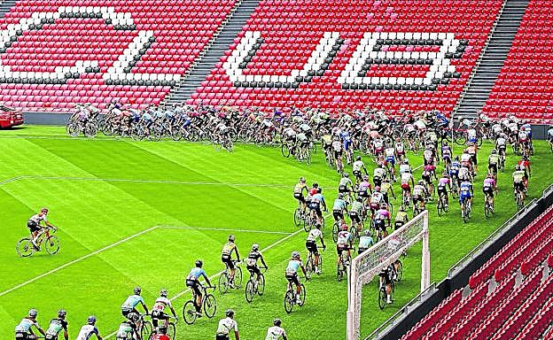 El pelotón recorre San Mamés en la salida neutralizada del pasado viernes.