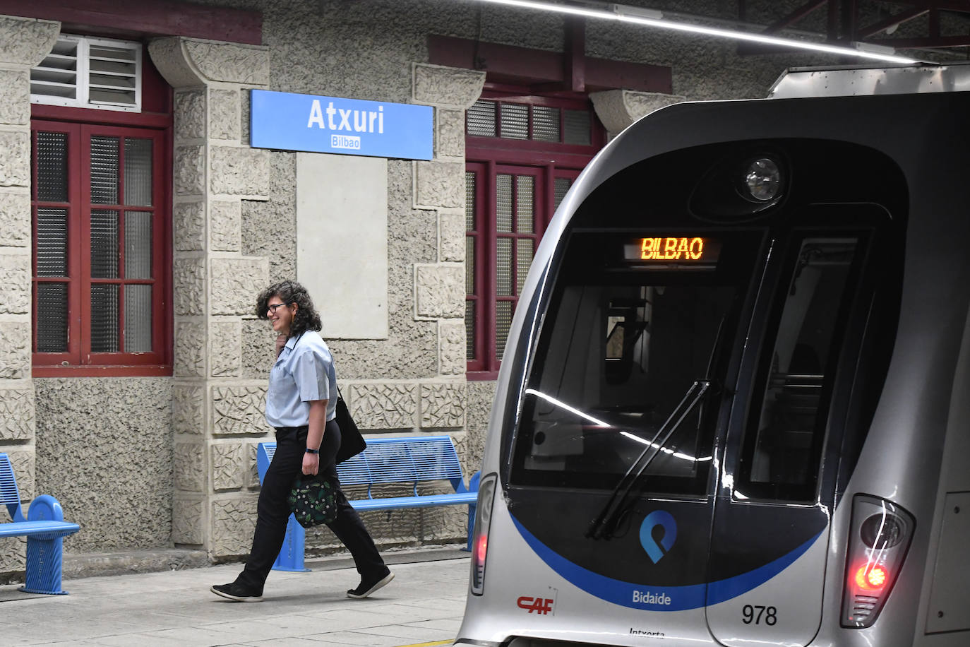 Imagen. Maiteder Uruburu fue la maquinista que hizo entrar el último tren comercial en Atxuri