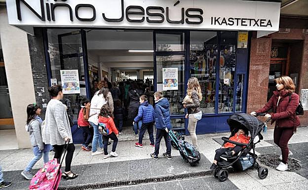 Un grupo de alumnos accede al colegio Niño Jesús de Vitoria.