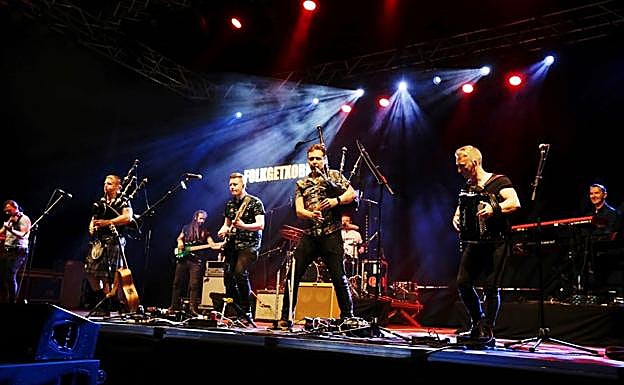 El octeto al completo.