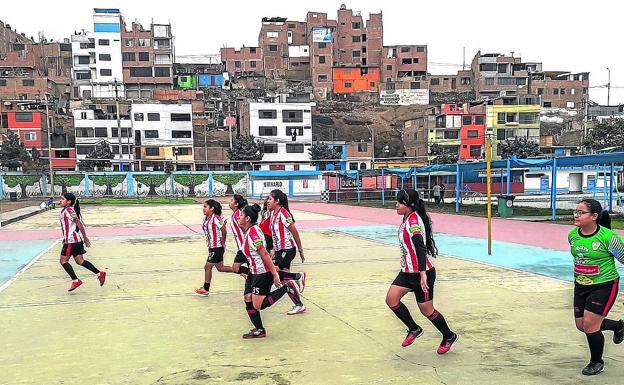 Las chicas del Athletic Villa entrenan en un campo de futbito de cemento.