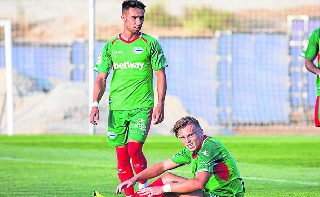 Rafa Navarro, de pie, en un amistoso de pretemporada. 