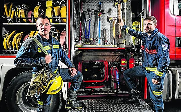 Héctor Pérez y Mikel Mardones, en el parque de Bomberos de Vitoria. 
