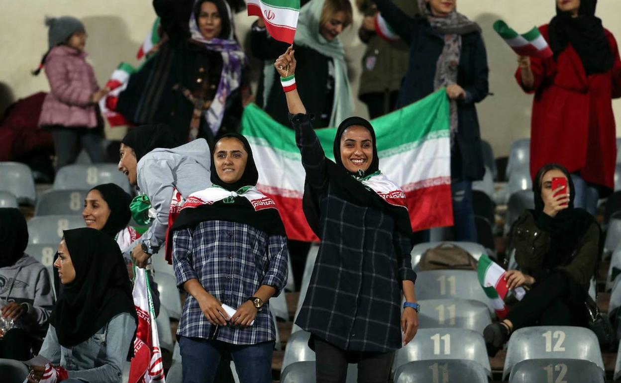 Varias mujeres iraníes ven un partido de fútbol. 