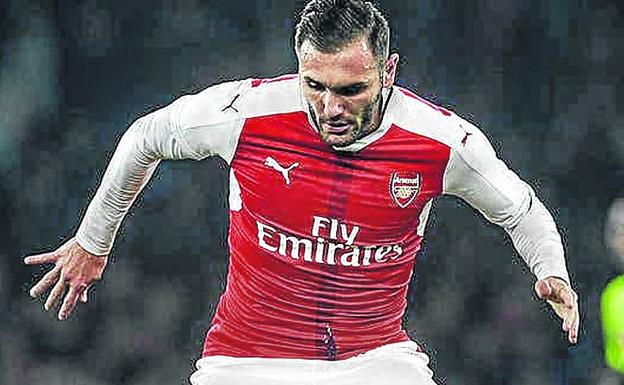 Lucas Pérez, en un duelo con el Arsenal.