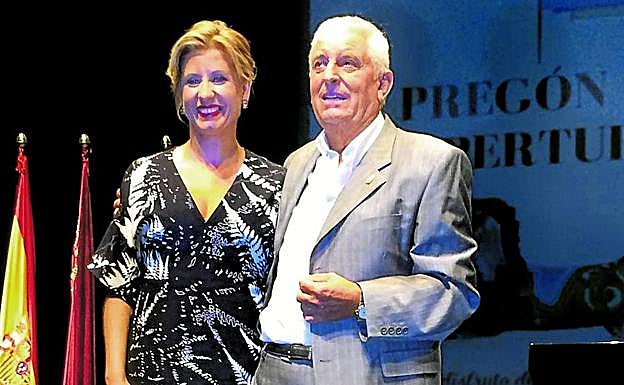 Perico El Colorao junto a la alcaldesa de Molina de Segura (Murcia), Esther Clavero.