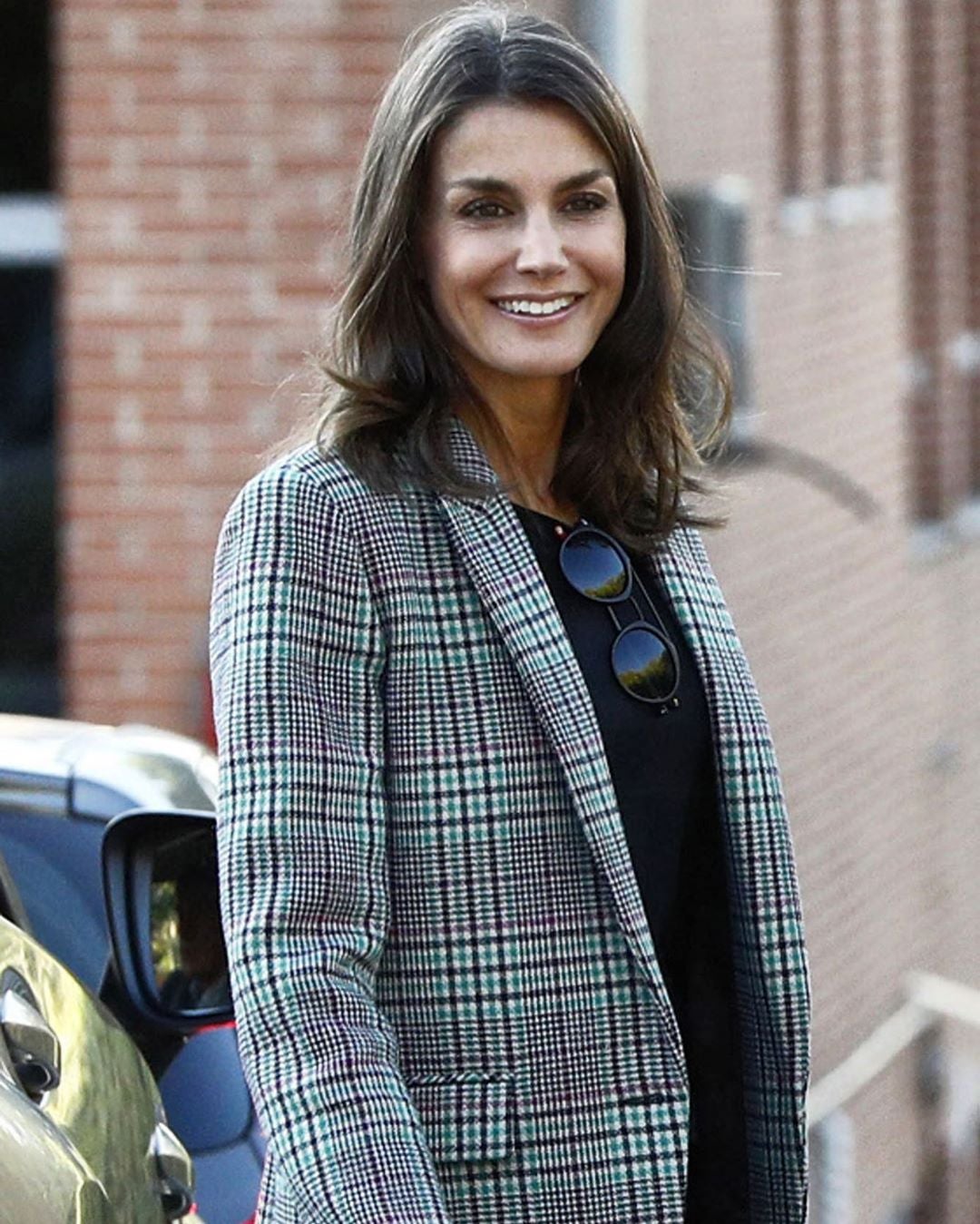 Como viene siendo tradición, doña Letizia ha acompañado a sus hijas en su primer día de colegio y, al igual que otros años, ha querido mostrar su estilo más desenfadado