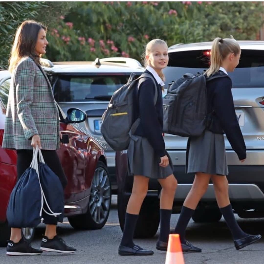Como viene siendo tradición, doña Letizia ha acompañado a sus hijas en su primer día de colegio y, al igual que otros años, ha querido mostrar su estilo más desenfadado