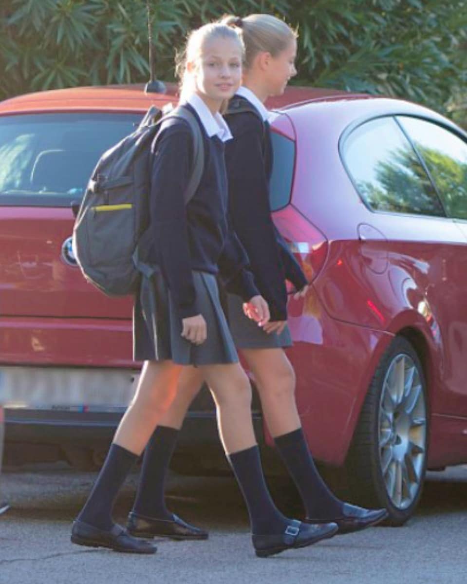Como viene siendo tradición, doña Letizia ha acompañado a sus hijas en su primer día de colegio y, al igual que otros años, ha querido mostrar su estilo más desenfadado