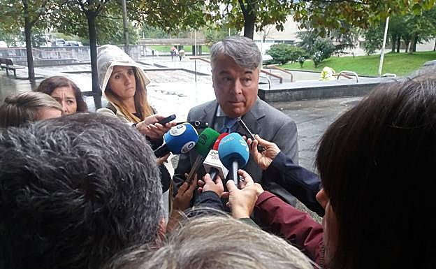 El abogado de la defensa atiende a la prensa.