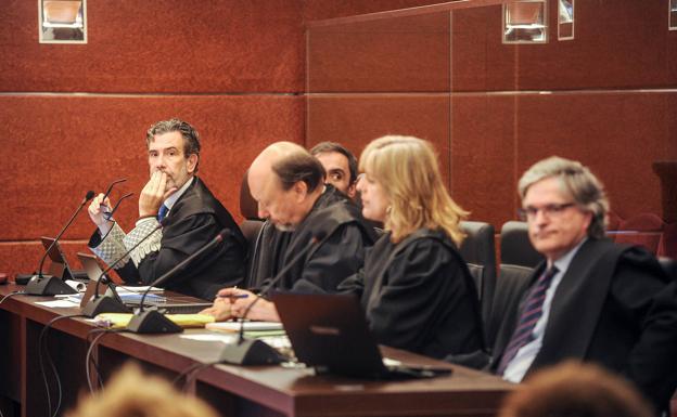 Al fondo, Josu Izaguirre, fiscal jefe de Álava, durante una de las sesiones del juicio del 'caso De Miguel'.