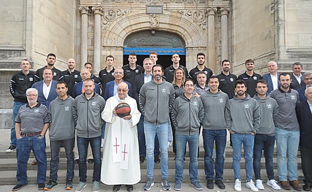 La ofrenda del RETAbet este miércoles en la basílica de Begoña.