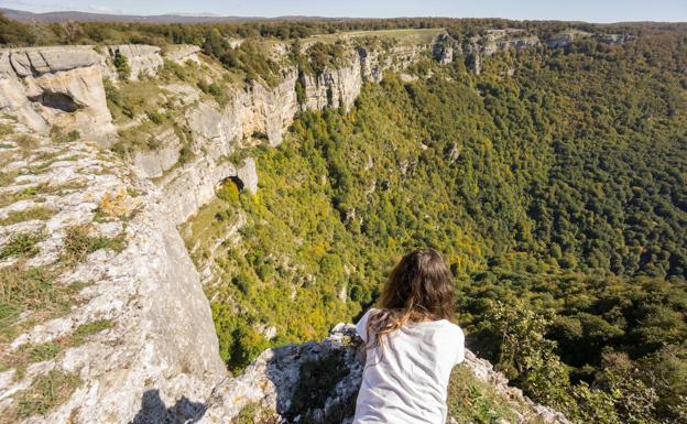 Una joven se asoma a los acantilados del parque natural.