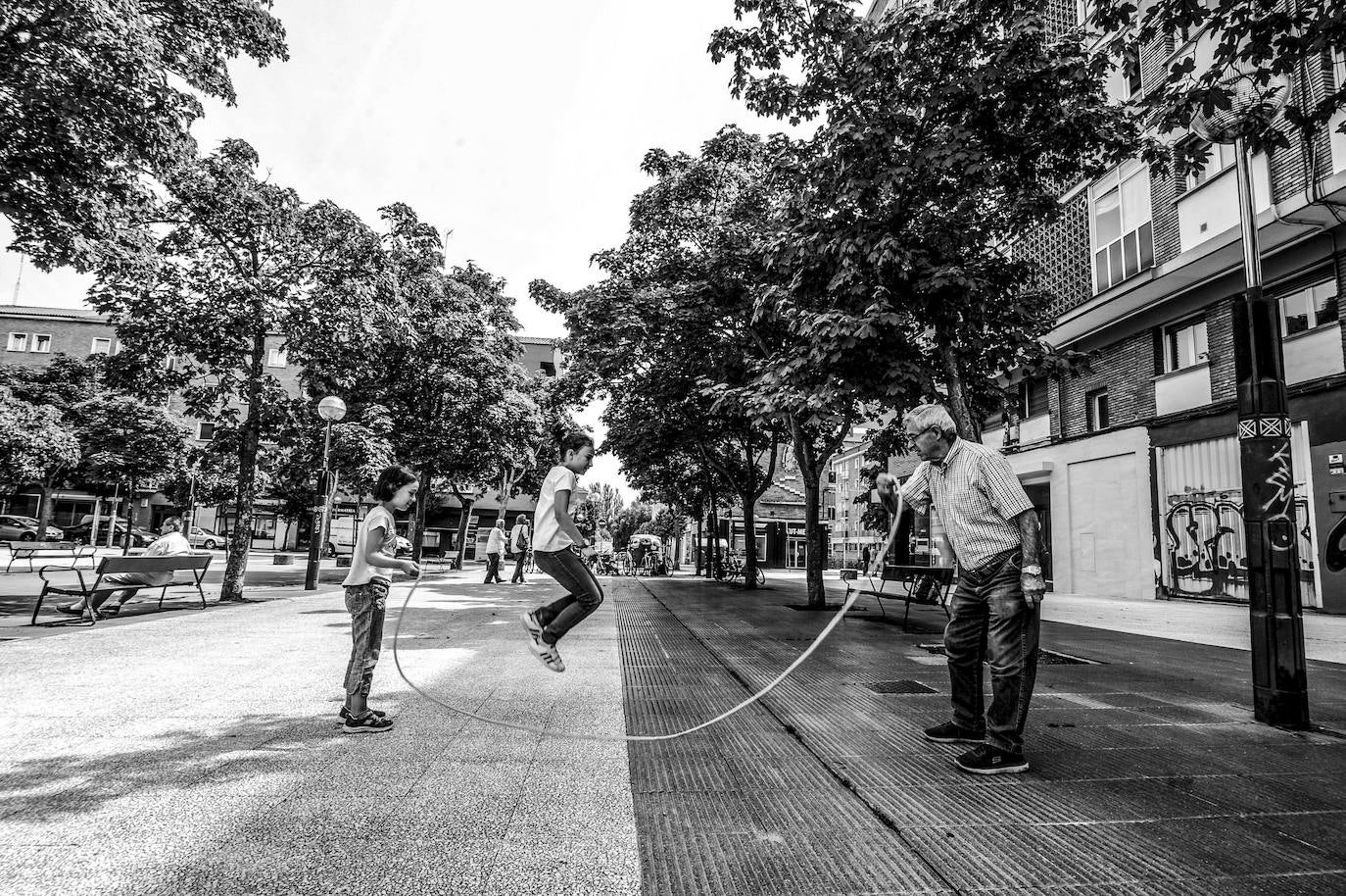 Jjuegos infantiles en la calle, abuelos con nietos, chavales jugando al balón en las plazas.Foto captada en la calle Galicia. Estampas muy vivas.