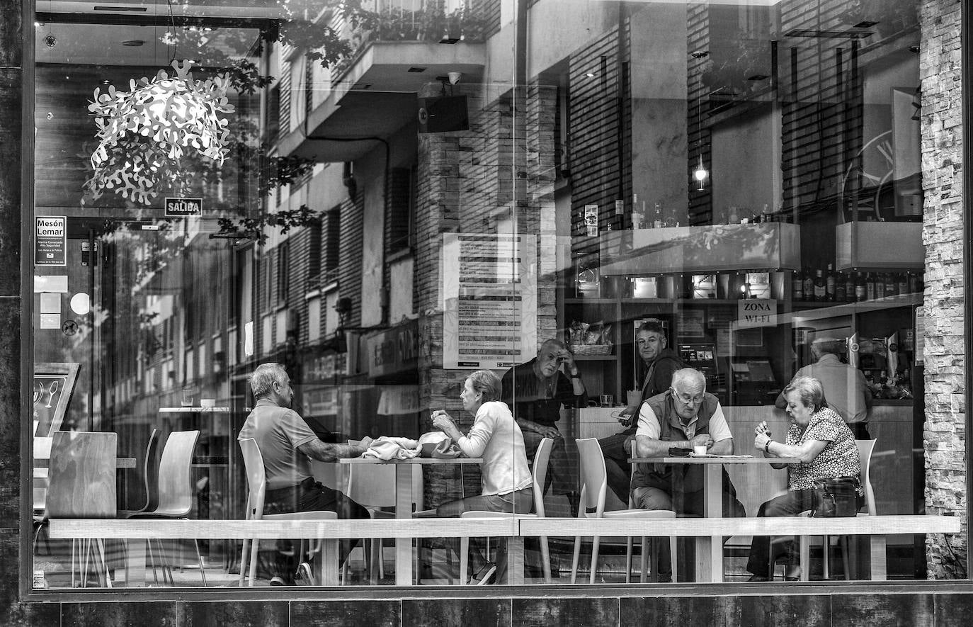 El barrio cuenta con numerosos bares y cafeterías que le dan vida a diario. Foto captada en la calle Extremadura.